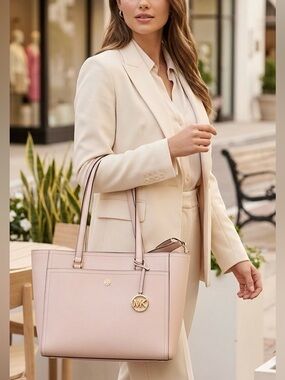 New Michael Kors
Maisie Large Pebbled Leather tote, clutch purse not included.